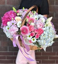 Цветочная композиция из Розы, Хризантемы, Пионы и Лизиантусы в корзине в Черниговке